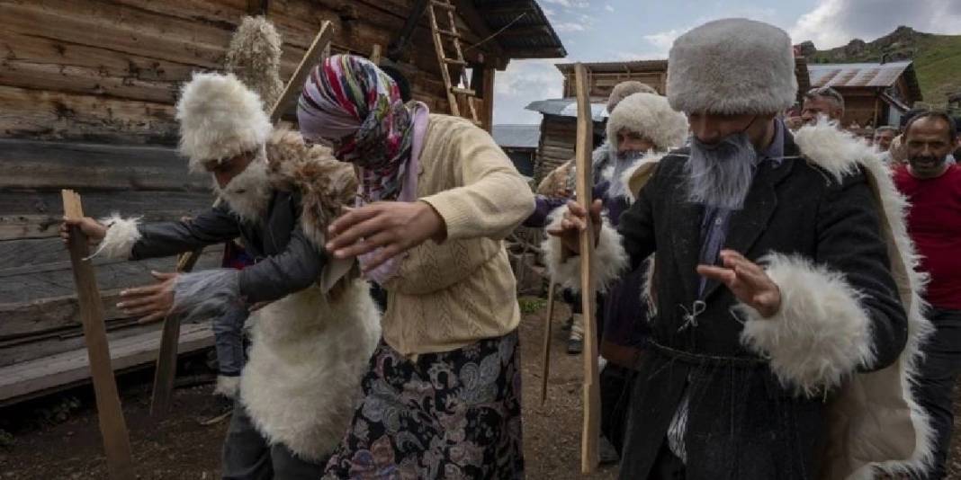 Şavşat’ta 150 yıldır yaşatılan gelenek! Kostümünü giyen köy meydanına akın ediyor, eğlence başlıyor 4